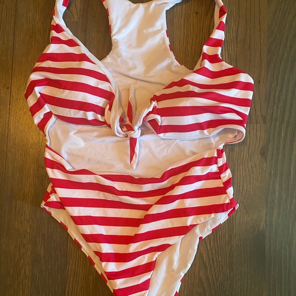 One piece size medium swim suit never worn - Picture 3 of 3